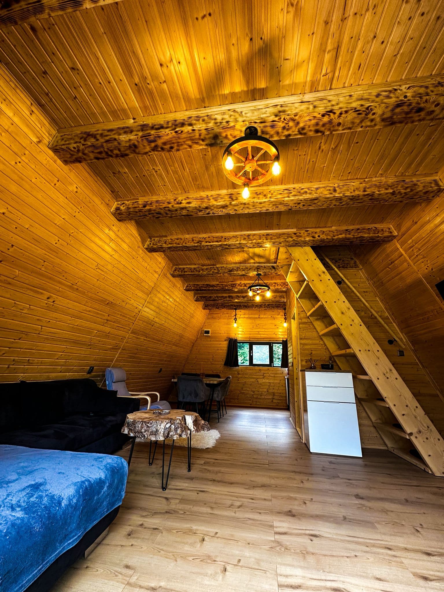 Living cald si primitor