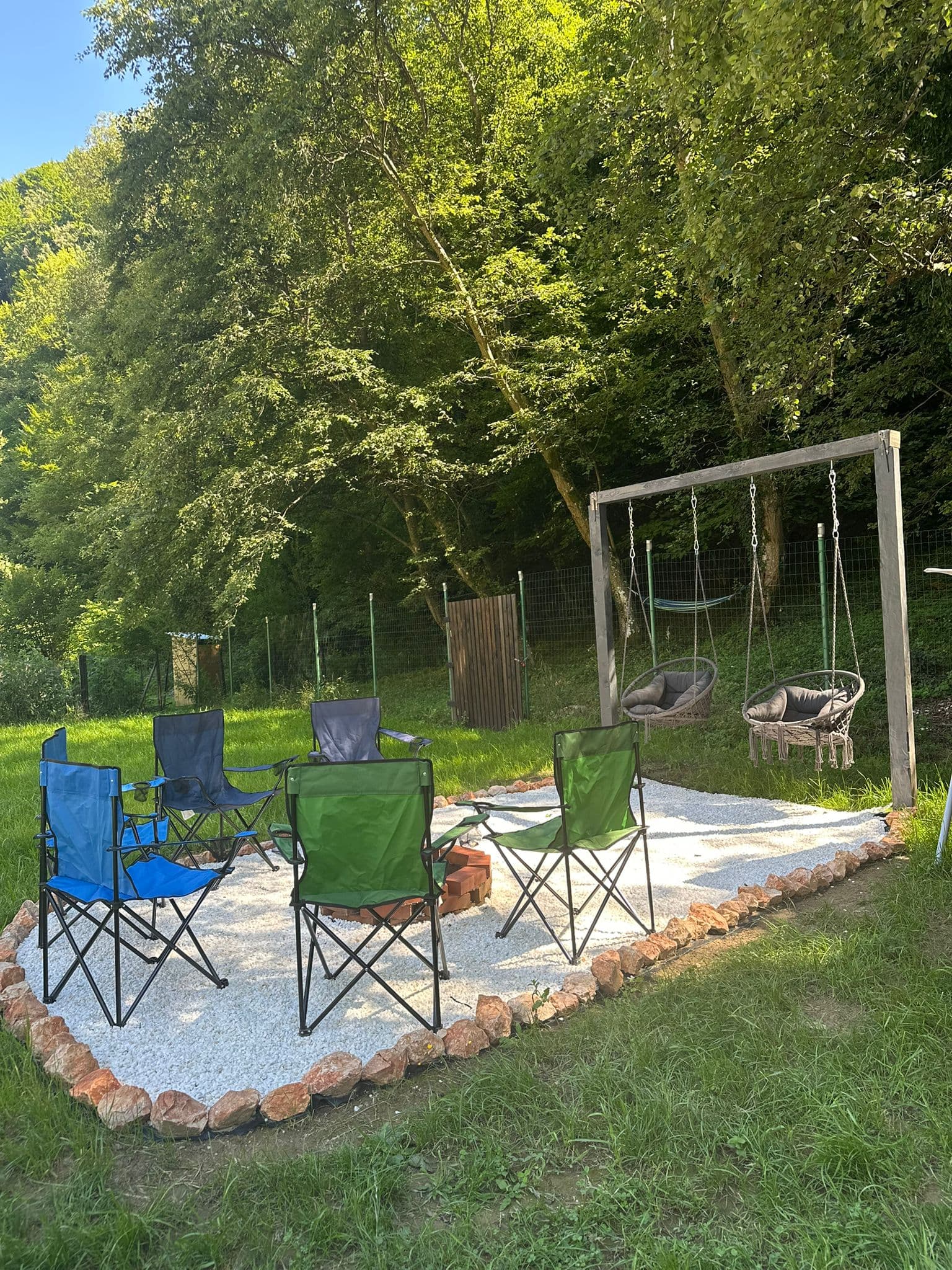 Zona fire pit si leagane